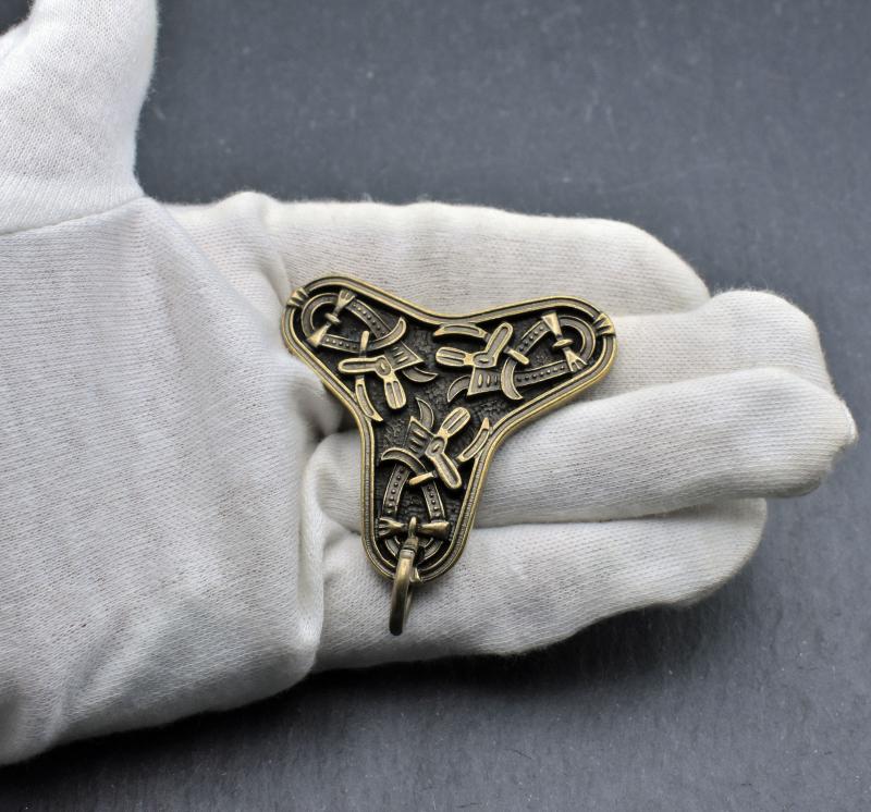 Kleeblattfibel der Wikinger Bronze auf der Hand